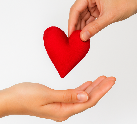 Ein Herz wird von einer zur anderen Hand gereicht.